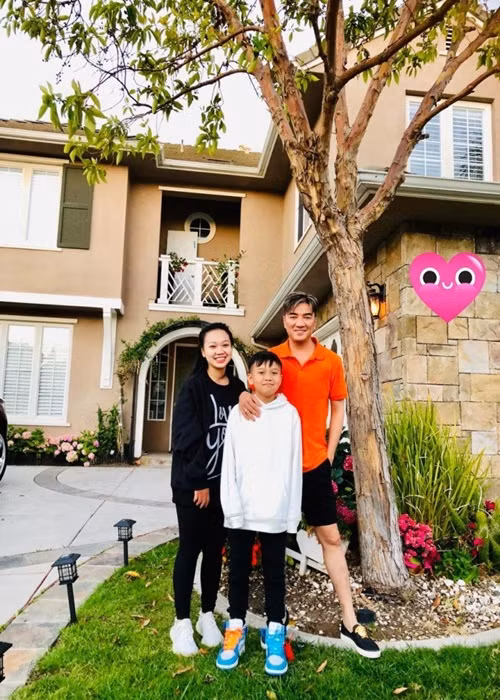 Đi lưu diễn nước ngoài, thấy có gì hay Đàm Vĩnh Hưng cũng mua về cho hai con nuôi. Thậm chí, anh đi siêu thị mua cả "đồ phụ nữ" cho con gái. Ảnh: FBNV