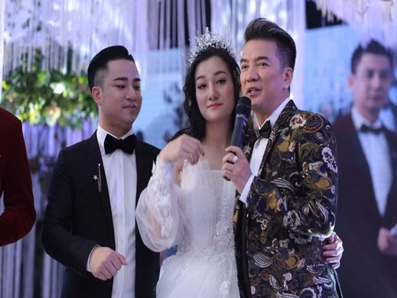 Đàm Vĩnh Hưng có mặt trong ngày vui của con gái nuôi. Ảnh: Tiền Phong