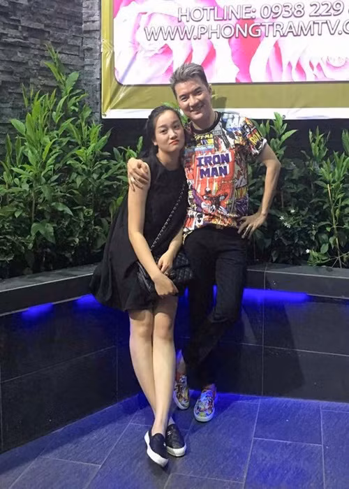 Đàm Vĩnh Hưng còn nhận Phan Thủy Tiên là con nuôi. Cô sinh năm 1992, là nhân viên an ninh soi chiếu tại sân bay quốc tế Nội Bài. Thủy Tiên kết hôn với diễn viên Hữu Công vào năm 2018. Ảnh: Tiền Phong