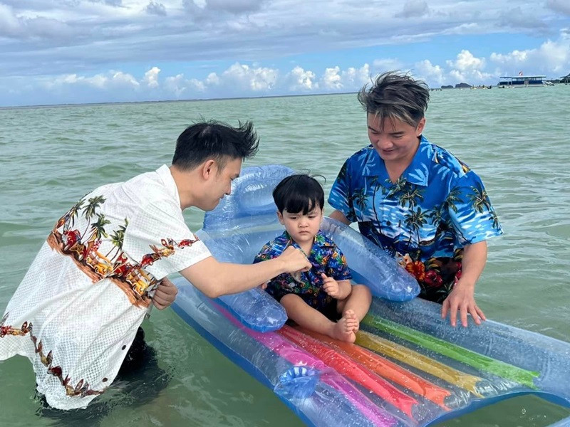 Con trai Đàm Vĩnh Hưng tên Polo Huỳnh (tên thật là Huỳnh Đàm Vĩnh Quân). Dương Triệu Vũ chia sẻ, anh là bố đỡ đầu của bé Polo. Theo Dương Triệu Vũ, bé Polo thích khủng long, xe, thích cười, nhưng không thích bị chụp ảnh nhiều. Ảnh: FBNV