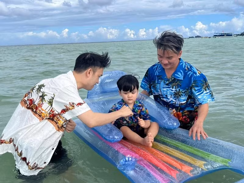 Con trai Đàm Vĩnh Hưng tên Polo Huỳnh (tên thật là Huỳnh Đàm Vĩnh Quân). Dương Triệu Vũ chia sẻ, anh là bố đỡ đầu của bé Polo. Theo Dương Triệu Vũ, bé Polo thích khủng long, xe, thích cười, nhưng không thích bị chụp ảnh nhiều. Ảnh: FBNV