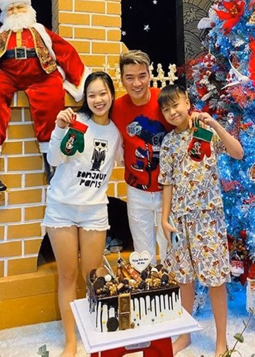 Mr Đàm tiết lộ việc nhận nuôi bé Tin và Huỳnh Như: “Em gái tôi sinh ra là đã sang tên cho tôi luôn rồi, giấy khai sinh tôi làm cha 2 bé. Tôi có cách dạy con riêng của mình, tôi chưa bao giờ chửi con, mạt sát con. Tôi thích làm bạn với con, nói chuyện với con theo cách văn minh nhất”. Ảnh: FBNV