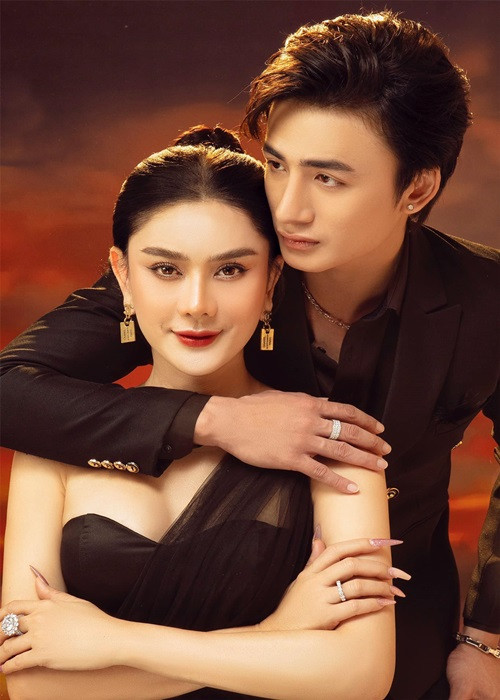 Lâm Khánh Chi sửa giọng để có thể là một phiên bản hoàn hảo hơn trong nghệ thuật cũng như đời sống. Theo Nông thôn Việt, nữ ca sĩ sẽ trải qua 4 giờ hôn mê, tốn 5.000 USD (khoảng 120 triệu đồng) và mất khoảng 2 tháng hồi phục.