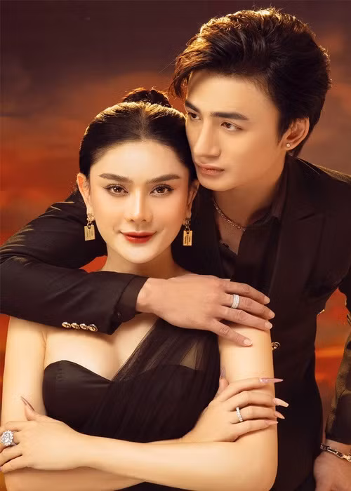 Lâm Khánh Chi sửa giọng để có thể là một phiên bản hoàn hảo hơn trong nghệ thuật cũng như đời sống. Theo Nông thôn Việt, nữ ca sĩ sẽ trải qua 4 giờ hôn mê, tốn 5.000 USD (khoảng 120 triệu đồng) và mất khoảng 2 tháng hồi phục.