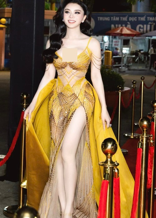 Năm 2020, Lâm Khánh Chi từng bày tỏ mong muốn phẫu thuật giọng nói. Theo nữ ca sĩ, cô buồn vì thỉnh thoảng lại nghe những lời đàm tiếu, chê bai về giọng nói còn khá đàn ông của mình dù nhan sắc ngày càng nữ tính.