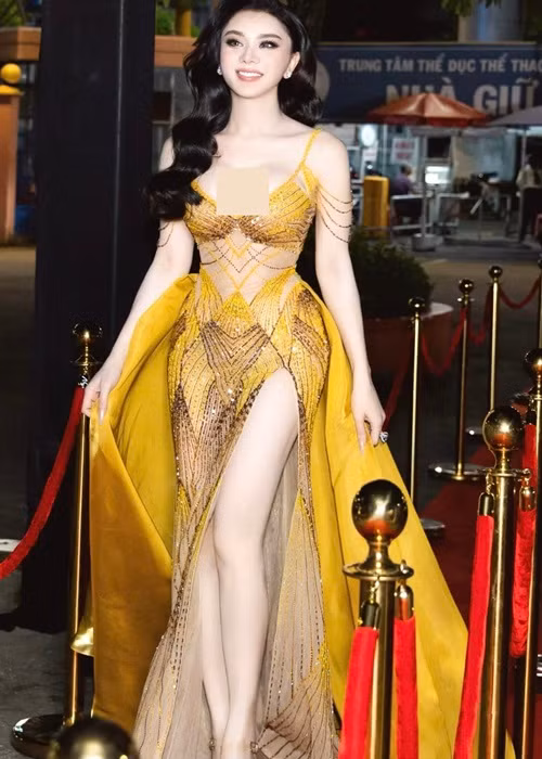 Năm 2020, Lâm Khánh Chi từng bày tỏ mong muốn phẫu thuật giọng nói. Theo nữ ca sĩ, cô buồn vì thỉnh thoảng lại nghe những lời đàm tiếu, chê bai về giọng nói còn khá đàn ông của mình dù nhan sắc ngày càng nữ tính.