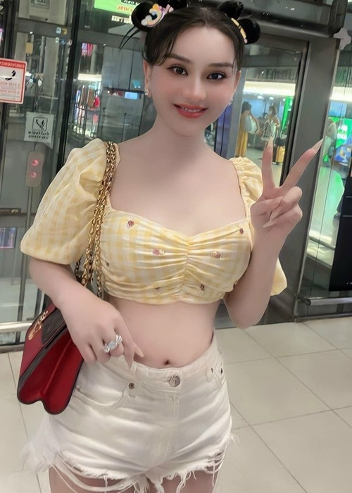 Hình ảnh "cưa sừng làm nghé" của Lâm Khánh Chi ở tuổi 45 gây chú ý.