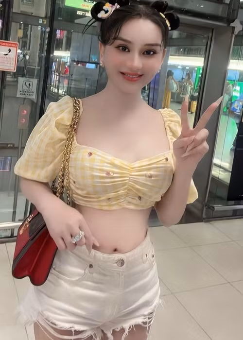 Hình ảnh "cưa sừng làm nghé" của Lâm Khánh Chi ở tuổi 45 gây chú ý.