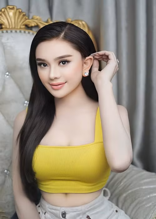 10 năm trước, Lâm Khánh Chi phẫu thuật chuyển giới tại Thái Lan. Trong những năm qua, cô dao kéo để gương mặt tươi trẻ hơn.