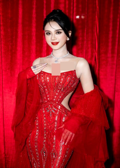 "Tôi cảm thấy cực kỳ khó chịu khi bị so sánh với một nữ ca sĩ chuyển giới khác. Người ta đâu hiểu mỗi người có một cấu tạo sinh học khác nhau. Tôi muốn sửa giọng nhưng lại sợ mất đi giọng hát nên phải đắn đo, cân nhắc rất nhiều", Lâm Khánh Chi bày tỏ.