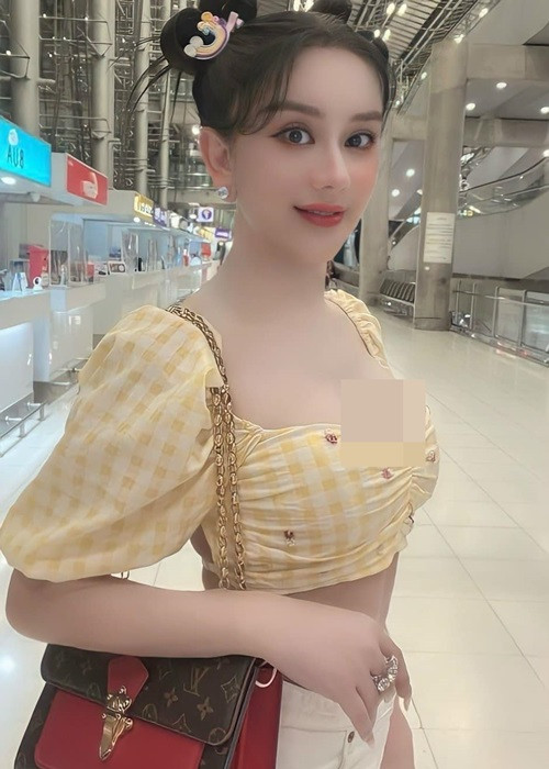  Lâm Khánh Chi vừa sang Thái Lan sửa giọng nói. Tại sân bay, cô ăn mặc trẻ trung, gợi cảm.