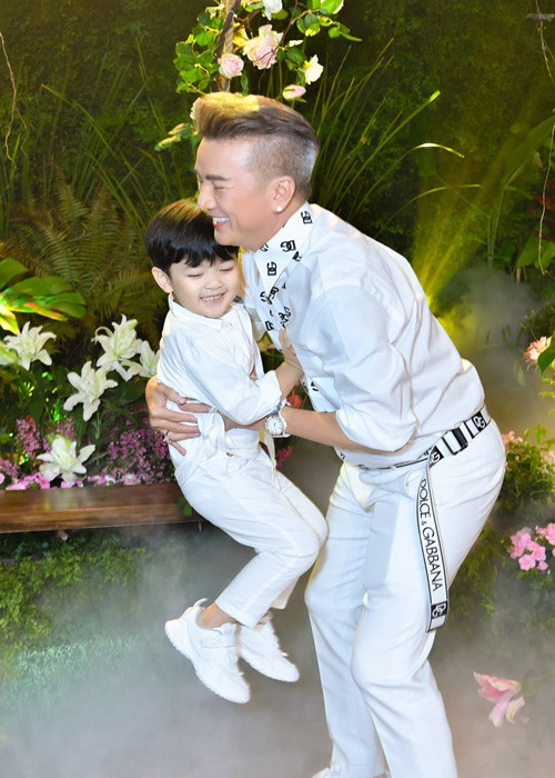 Con trai Đàm Vĩnh Hưng mặc đồ cùng tông trắng với bố.