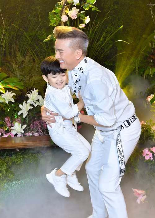 Con trai Đàm Vĩnh Hưng mặc đồ cùng tông trắng với bố.