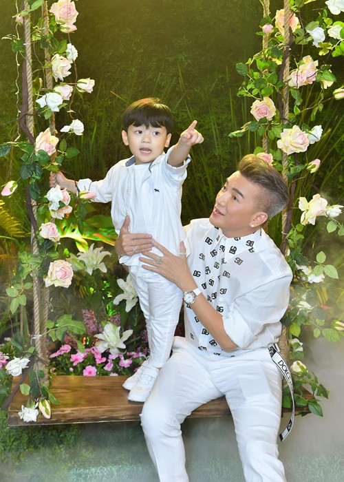 Dương Triệu Vũ tiết lộ, mới 3 tuổi, con trai Mr Đàm đã có 200 đôi giày.