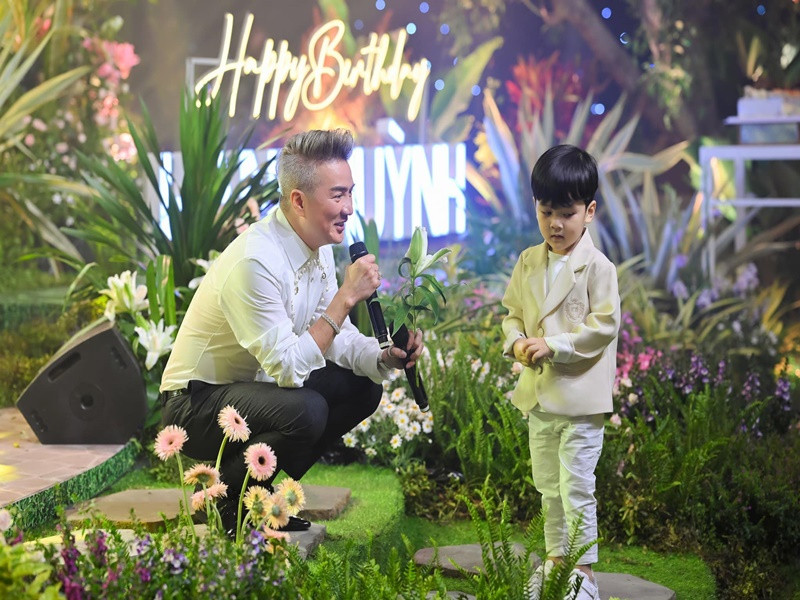 Mr Đàm hài hước chia sẻ về quý tử: “Có người đi xem hát mà cầm theo bình sữa! Dân chơi xứ nào vậy trời? Đã vậy còn lên sân khấu chiếm spotlight của người ta! Bù lại cũng biết tặng hoa cho ca sĩ. Xem như là biết đi chơi! Tớ bỏ qua cho cậu lần này nha”.