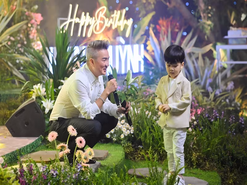 Mr Đàm hài hước chia sẻ về quý tử: “Có người đi xem hát mà cầm theo bình sữa! Dân chơi xứ nào vậy trời? Đã vậy còn lên sân khấu chiếm spotlight của người ta! Bù lại cũng biết tặng hoa cho ca sĩ. Xem như là biết đi chơi! Tớ bỏ qua cho cậu lần này nha”.