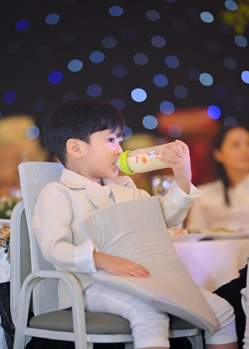 Mới đây, trên trang cá nhân, "ông hoàng nhạc Việt" đăng tải loạt ảnh con trai đi nghe hát.