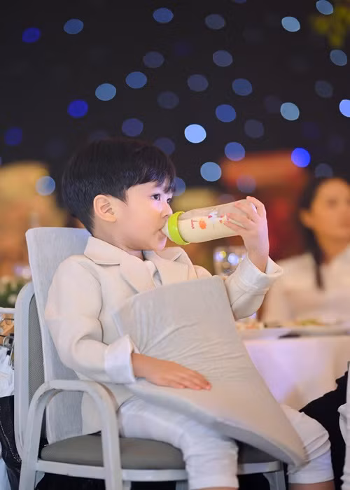 Mới đây, trên trang cá nhân, "ông hoàng nhạc Việt" đăng tải loạt ảnh con trai đi nghe hát.