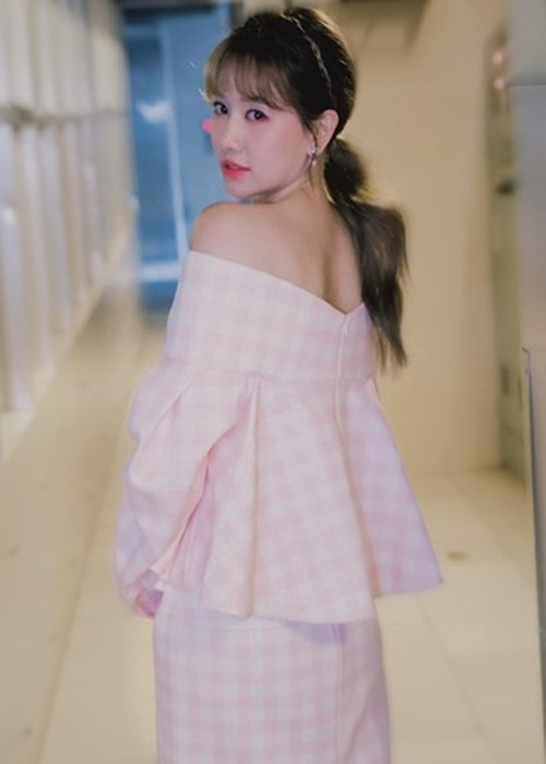 Sau khi tiết lộ bệnh tình, nữ ca sĩ được bạn bè, đồng nghiệp và khán giả động viên nên tinh thần lạc quan hơn. Ảnh: FBNV