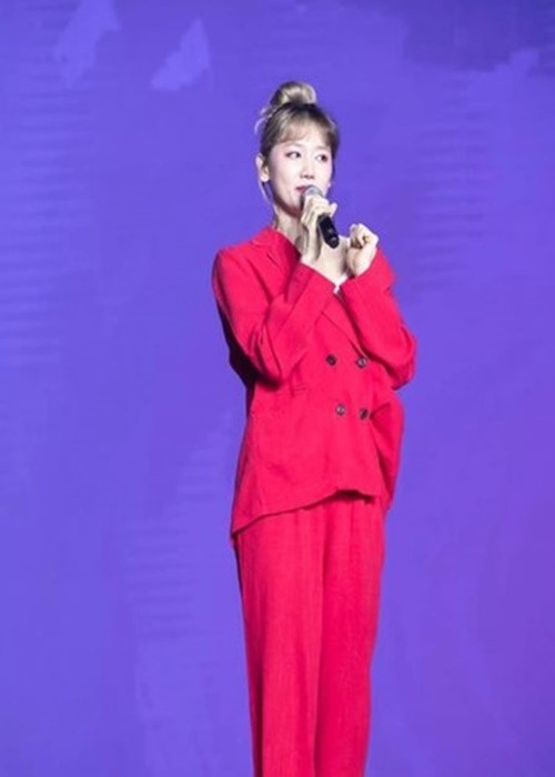 Hari Won vẫn liên tục xuất hiện bởi không thể thay đổi lịch trình làm việc đã định sẵn. Trong ảnh, cô giao lưu với khán giả trong một chương trình diễn ra đầu tháng 8. Ảnh: Saostar