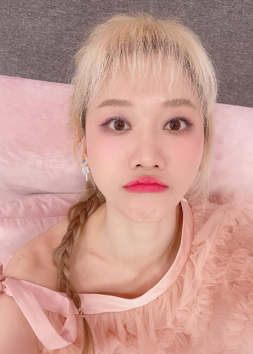 Đến nay, Hari Won vẫn chưa dám cười hết cỡ. Ảnh: FBNV