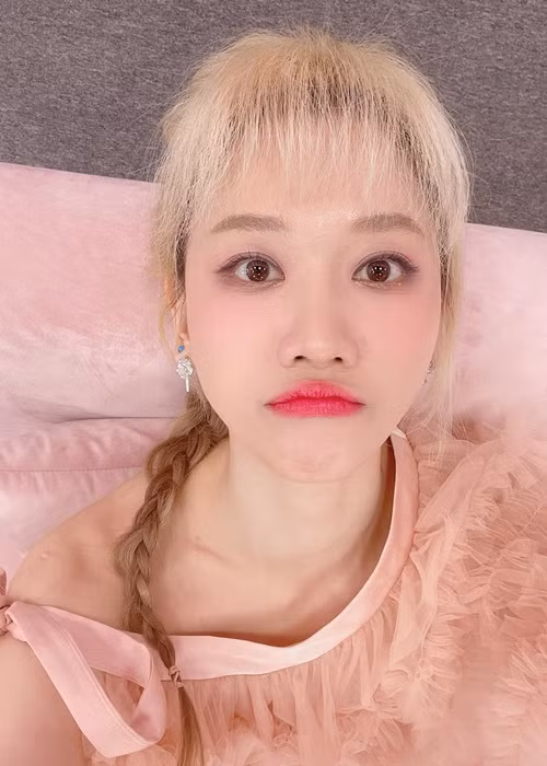 Đến nay, Hari Won vẫn chưa dám cười hết cỡ. Ảnh: FBNV