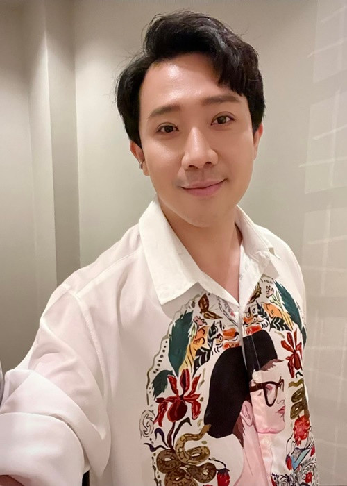 Trên fanpage, Trấn Thành đăng ảnh chụp màn hình bài viết có tựa đề: "Nghi vấn Hari Won rời showbiz Việt hậu tin đồn ly hôn Trấn Thành". Đi kèm với đó, anh viết: “Mấy người này sao ấy nhỉ? Riết rồi không còn một giới hạn nào hết. Muốn đăng gì đăng! Muốn viết gì viết! Không bằng không cớ, tự suy diễn rồi tự quy chụp, viết điên viết khùng! Các bạn nghĩ tui không dám kiện các bạn hả? Sao viết bậy không nhát tay vậy? Riết hết muốn nói”. Ảnh: FBNV