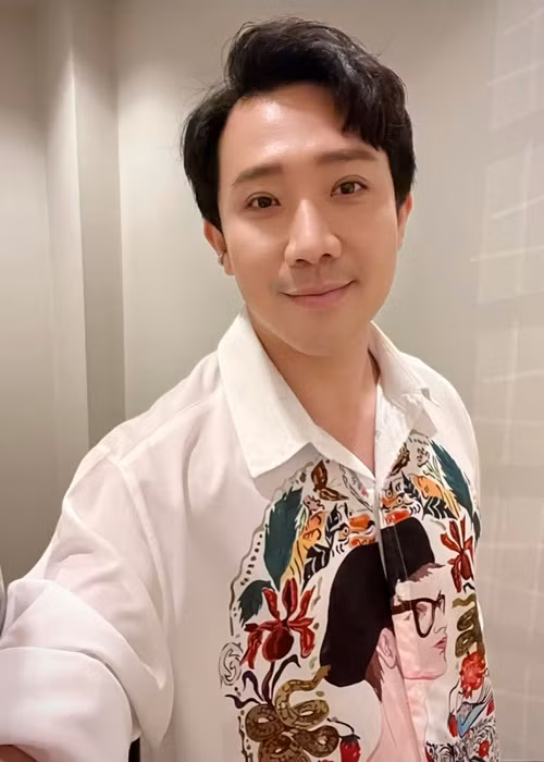 Trên fanpage, Trấn Thành đăng ảnh chụp màn hình bài viết có tựa đề: "Nghi vấn Hari Won rời showbiz Việt hậu tin đồn ly hôn Trấn Thành". Đi kèm với đó, anh viết: “Mấy người này sao ấy nhỉ? Riết rồi không còn một giới hạn nào hết. Muốn đăng gì đăng! Muốn viết gì viết! Không bằng không cớ, tự suy diễn rồi tự quy chụp, viết điên viết khùng! Các bạn nghĩ tui không dám kiện các bạn hả? Sao viết bậy không nhát tay vậy? Riết hết muốn nói”. Ảnh: FBNV