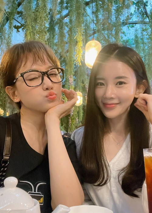 Sang Hàn Quốc, ngoài làm việc, chữa bệnh, Hari Won còn gặp gỡ người thân, bạn bè. Ảnh: FBNV