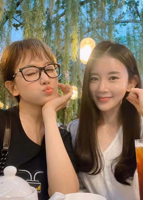 Sang Hàn Quốc, ngoài làm việc, chữa bệnh, Hari Won còn gặp gỡ người thân, bạn bè. Ảnh: FBNV