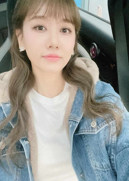 Gần đây, Hari Won đi lại giữa Việt Nam và Hàn Quốc để làm việc. Ảnh: FBNV