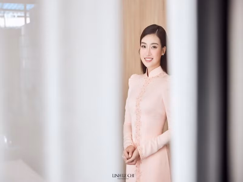 Mỹ Linh diện áo dài tông hồng trong lễ rước dâu.