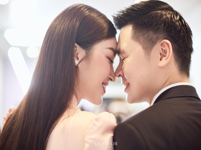 Đôi uyên ương không giấu được niềm hạnh phúc trong ngày chung đôi.