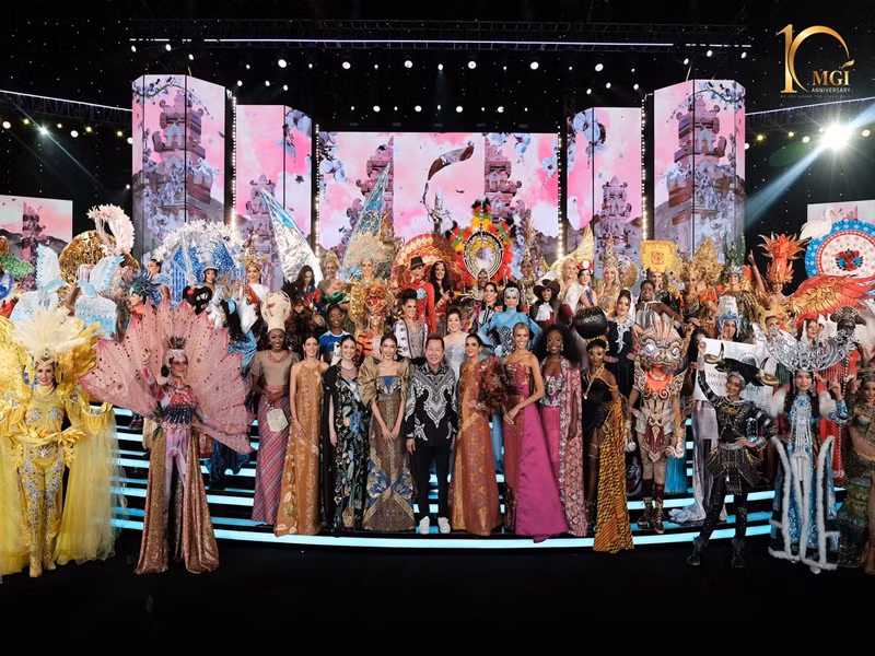 Năm nay ban tổ chức trao hai giải Trang phục dân tộc đẹp nhất, một bộ do khán giả bình chọn và một do giám khảo lựa chọn. Ảnh: BTC