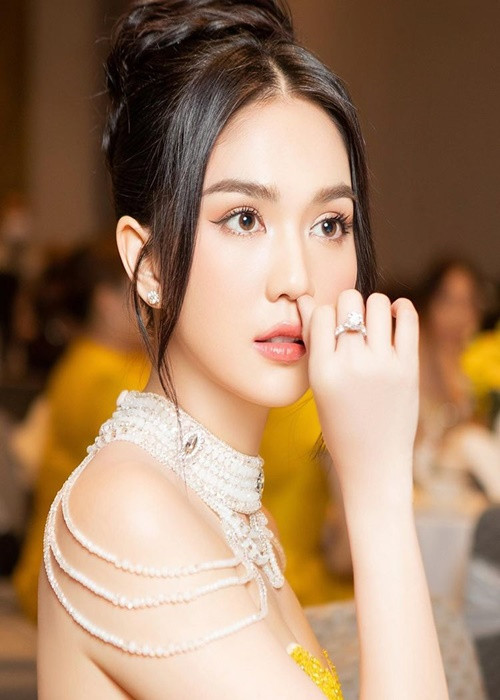 Đời tư của Ngọc Trinh đầy thị phi. Nửa đầu năm 2022, cô bị chỉ trích mặc váy nhái, bị tố "nổ" mua 11ha đất Bảo Lộc. Gần đây, chân dài gốc Trà Vinh tránh được ồn ào.