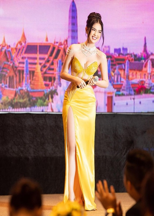 Sự o ép khiến vòng một của Ngọc Trinh trông đầy đặn hơn.