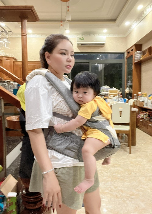 Lê Giang lên chức bà nội khi con trai Duy Phước có con gái. Những ngày không đi quay, cô chủ yếu ở nhà chăm cháu. Ảnh: FBNV