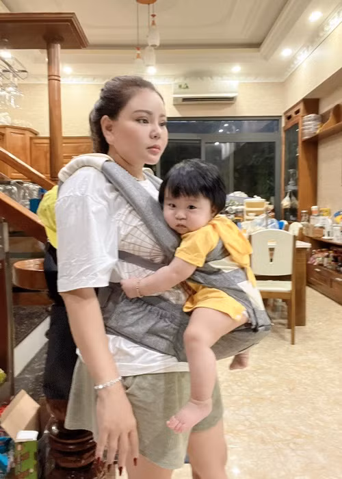 Lê Giang lên chức bà nội khi con trai Duy Phước có con gái. Những ngày không đi quay, cô chủ yếu ở nhà chăm cháu. Ảnh: FBNV