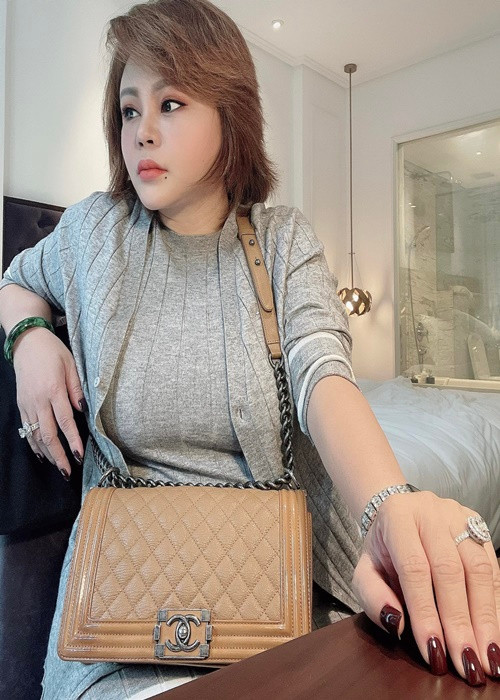 Ngày còn sống với chồng thứ hai ở Australia, Lê Giang làm nail. “Mấy năm đó, tôi khóc mỗi đêm. Tôi cứ kêu thầm với ông trời: Sao con khổ thế này", cô tâm sự. Gần đây, Lê Giang có cuộc sống sung túc nhờ bán hàng online, tích cực chạy show. Ảnh: FBNV