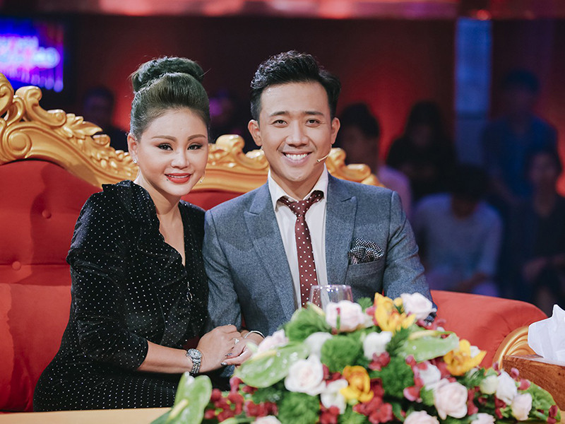 Thần tượng Lê Giang, Trấn Thành hết lòng hỗ trợ đàn chị. Trong cuộc phỏng vấn với Vietnamnet, Lê Giang cho biết, cô rất mang ơn Trấn Thành. Khi mời Lê Giang đóng phim, Trấn Thành luôn trăn trở để xây dựng một nhân vật vừa “đo ni đóng giày”, đồng thời để khán giả có cái nhìn khác về Lê Giang. Nam danh hài còn động viên đàn chị giữa lùm xùm chuyện đời tư bị dư luận chỉ trích vì “nghiện” phẫu thuật thẩm mỹ. Ảnh: Dân Việt