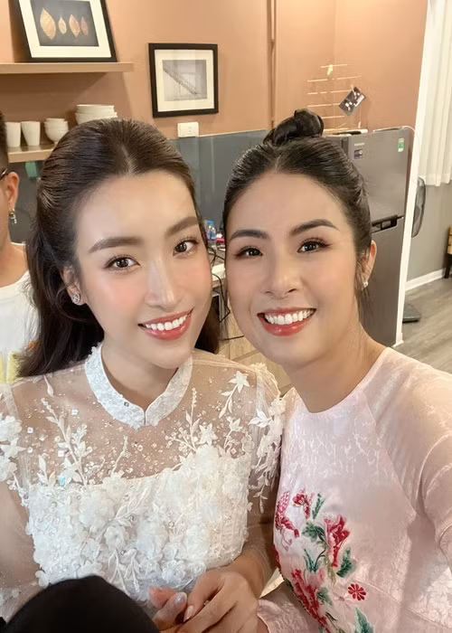 Mới đây, Đỗ Mỹ Linh tổ chức lễ ăn hỏi. Trong ngày trọng đại, cô diện áo dài do Ngọc Hân may tặng. Ảnh: FBNV