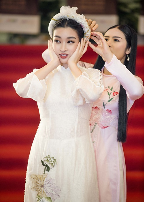 Càng tiếp xúc, hai nàng hoa hậu càng quý mến nhau. Ảnh: VTV