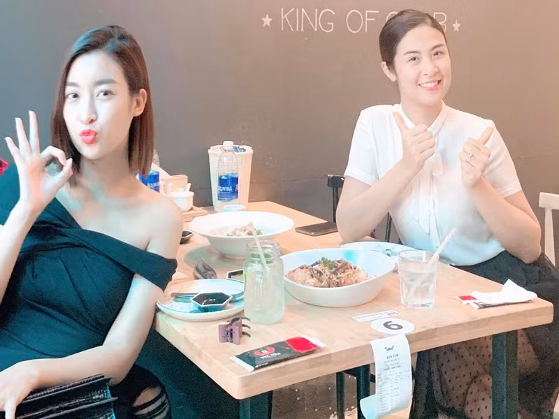 Khi có thời gian rảnh, Mỹ Linh và Ngọc Hân thường xuyên cùng nhau đi ăn uống, đánh golf. Ảnh: FBNV