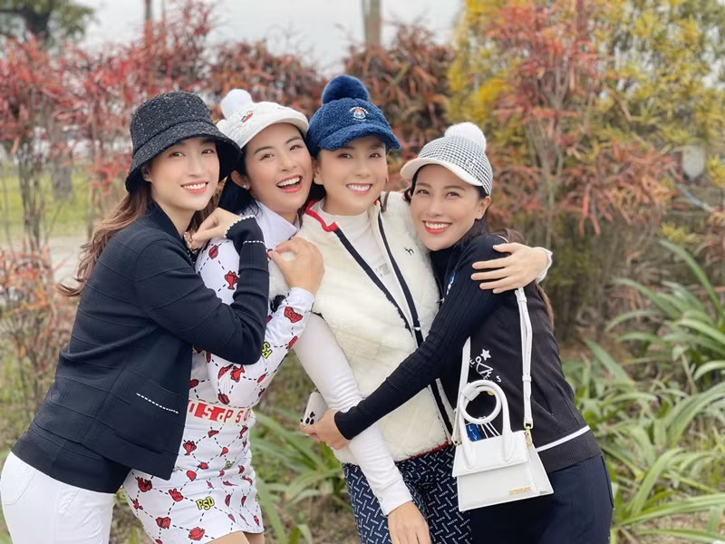 Mỹ Linh từng cho biết, Hoa hậu Ngọc Hân đúng nghĩa là một người chị, chưa bao giờ để bụng Mỹ Linh điều gì. Ảnh: FBNV