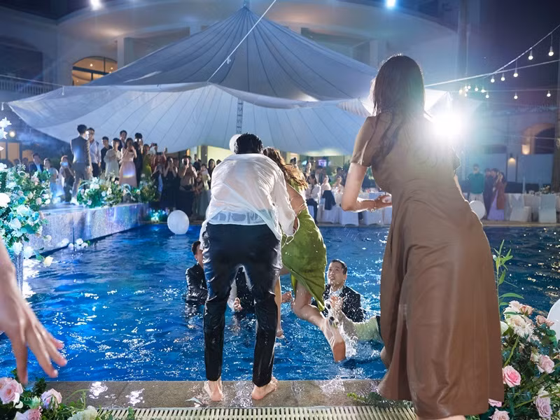 Trong tiệc cưới, Khả Ngân tình cách né nhưng vẫn bị đẩy xuống nước. Ảnh: Lê Chí Linh