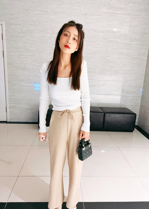 Nữ diễn viên được cô dâu cho mượn trang phục. Ảnh: FBNV