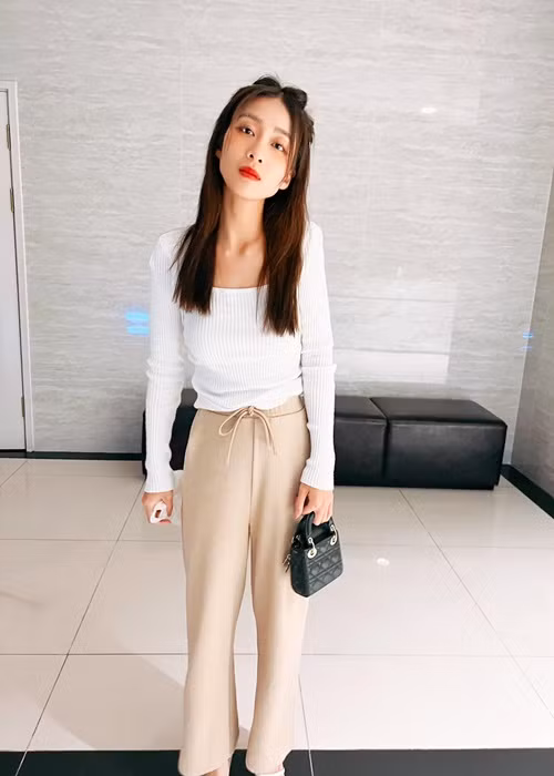 Nữ diễn viên được cô dâu cho mượn trang phục. Ảnh: FBNV