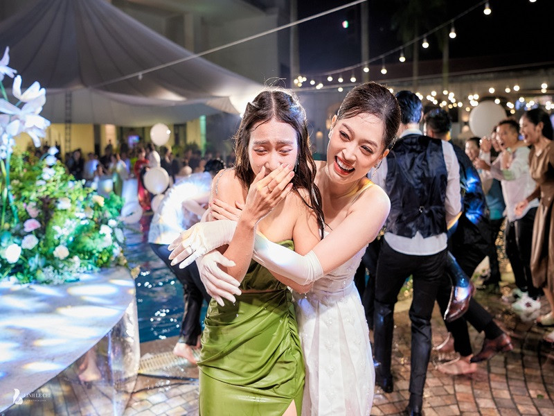 Phương Nga ôm Khả Ngân để giữ ấm. Ảnh: Lê Chí Linh