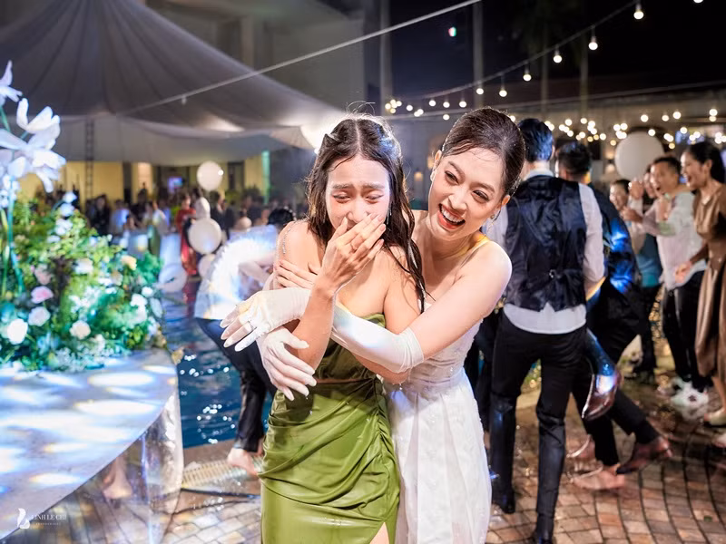 Phương Nga ôm Khả Ngân để giữ ấm. Ảnh: Lê Chí Linh