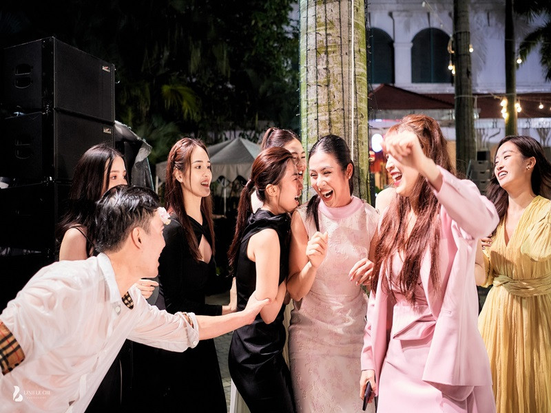 Nhiều mỹ nhân Việt: Ngọc Hân, Lương Thanh tìm cách để không bị đẩy xuống nước. Ảnh: Lê Chí Linh